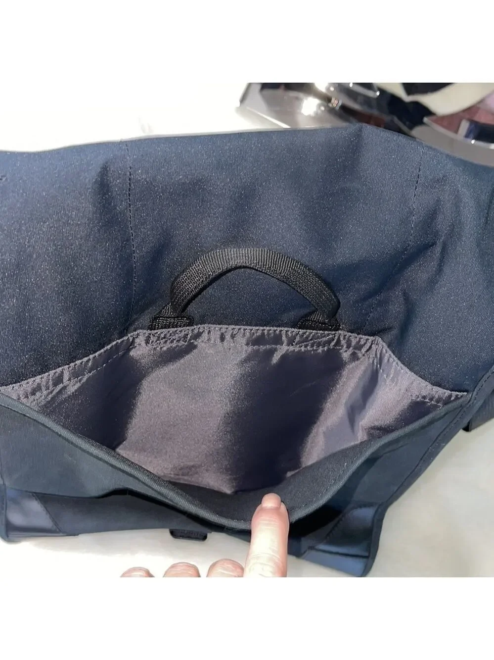 NIKE MESSENGER BAG BLACK COMPUTER BAG OVERNIGHT CROSSBODY SHOULDER ATTACHÉ BAG